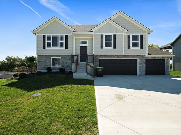 11303 E 209th St, Peculiar, MO 64078