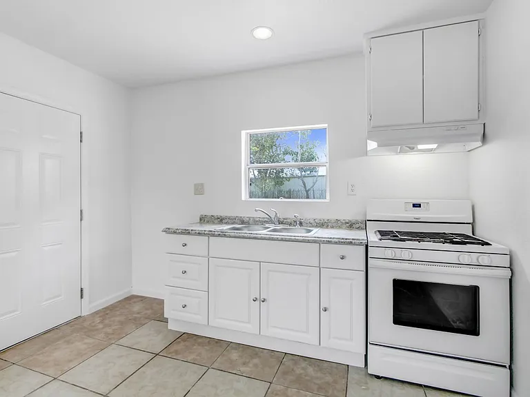 1659 W Nicolet St #A-B — Photo 6
