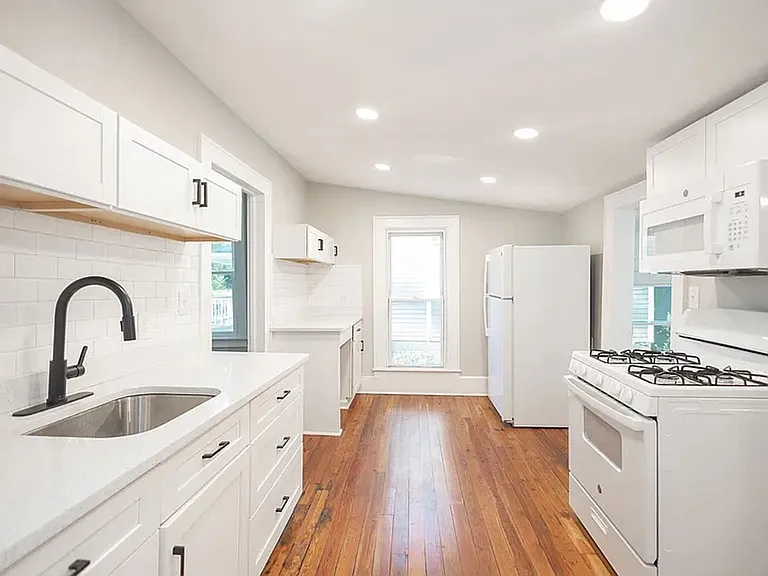 321 N 10th St — Photo 14
