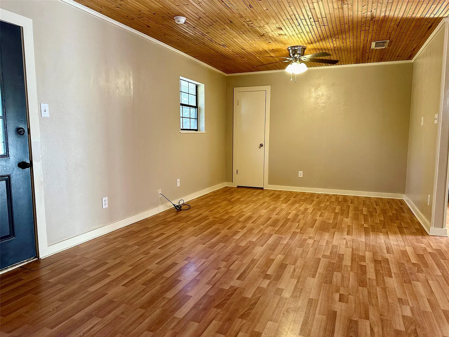 3 bed, 1.5 bath, 1349 sqft, $1,500 — Photo 2