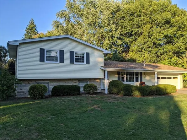 2 Miller Dr, Lyndonville, NY 14098