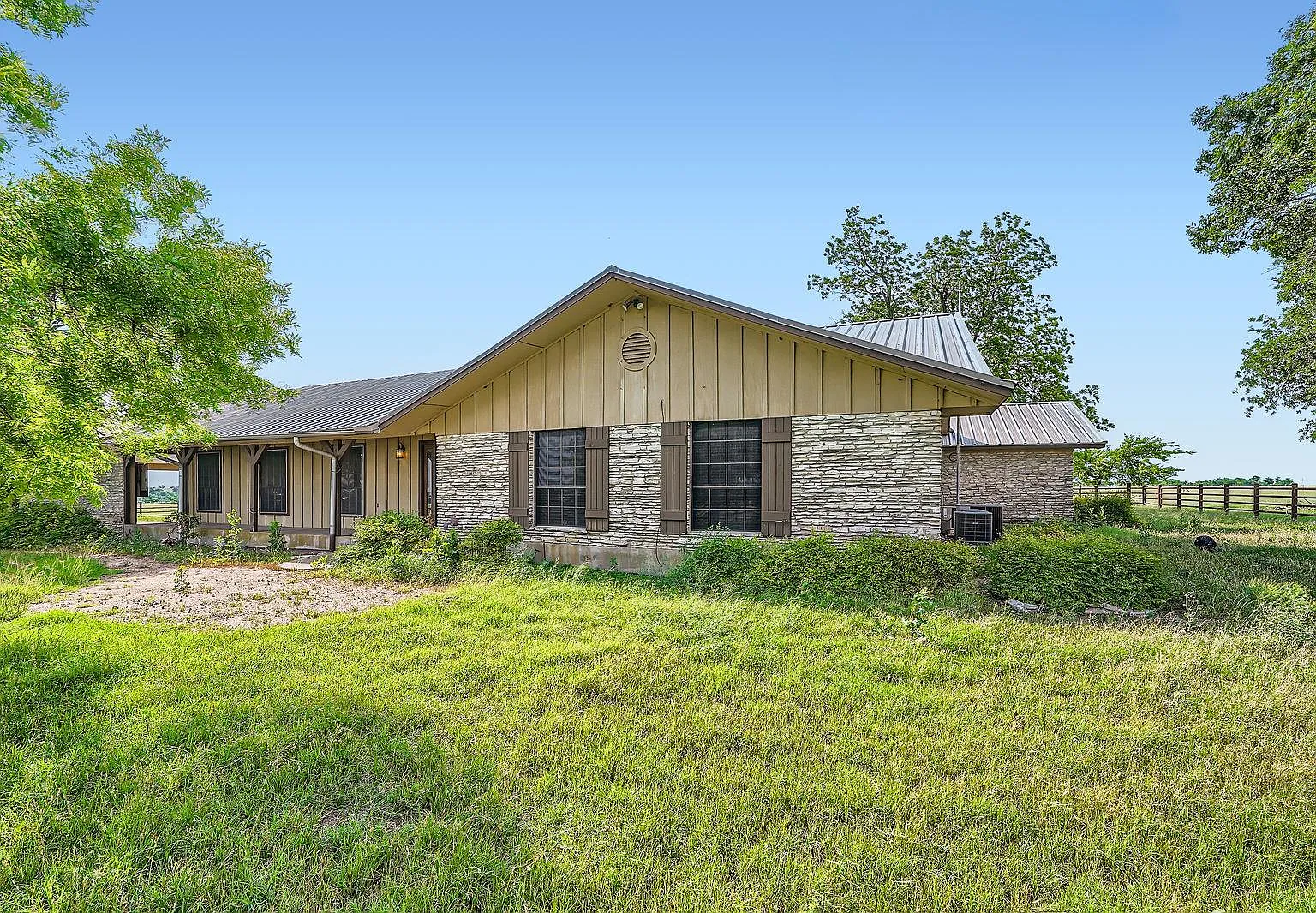 3 bed, 2.0 bath, 2386 sqft, $3,500 — Photo 1