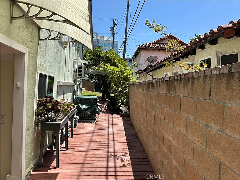 10338 Eastborne Ave — Photo 3