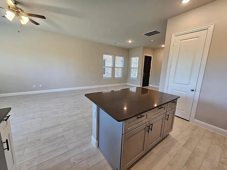 549 Hutchinson Ln — Photo 6