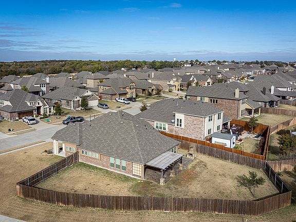 3rd image of 1721 Sandalwood Ln