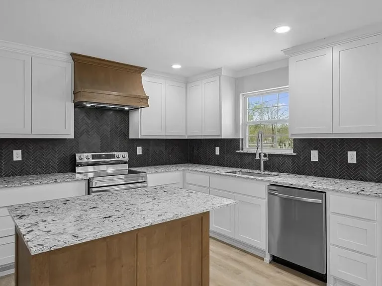 304 N Main St — Photo 7