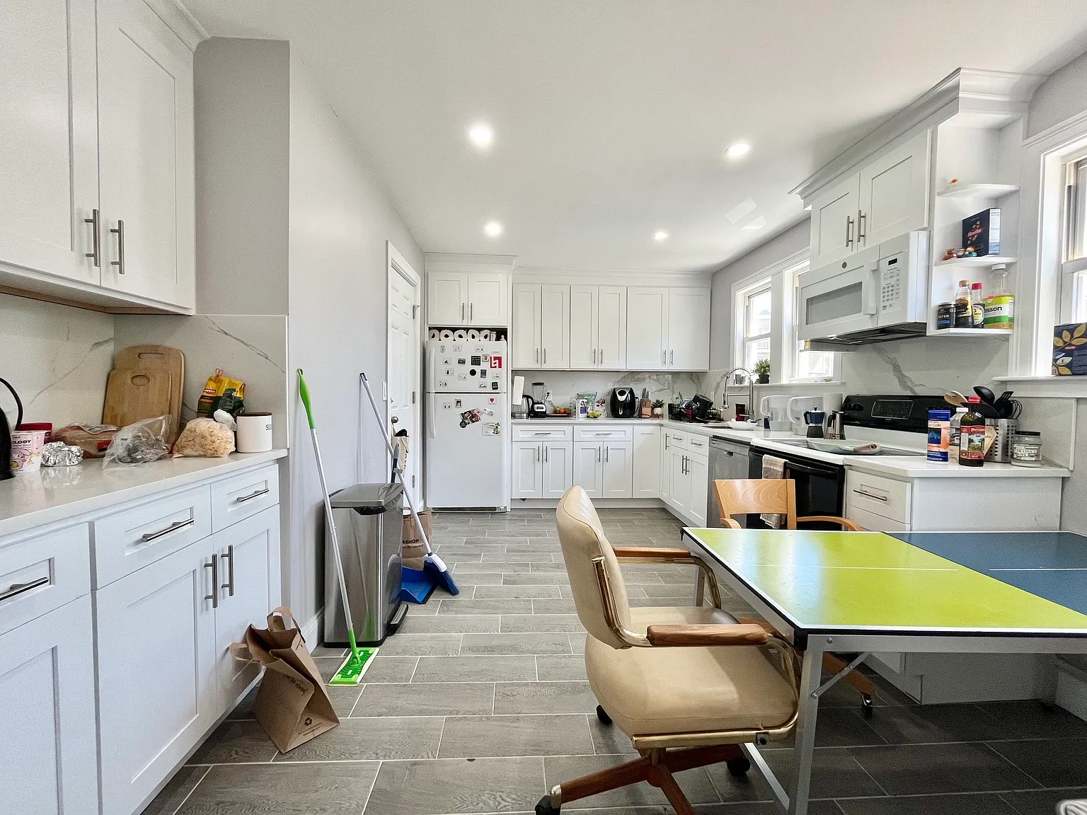 4 bed, 9999 sqft, $3,800 — Photo 2
