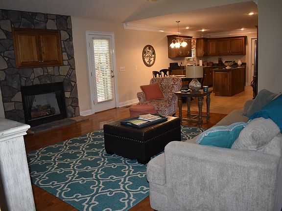 5th image of 212 Sutton Dr