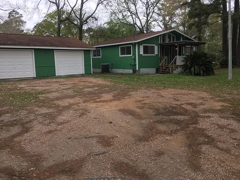 Separate garage with automatic garage opener