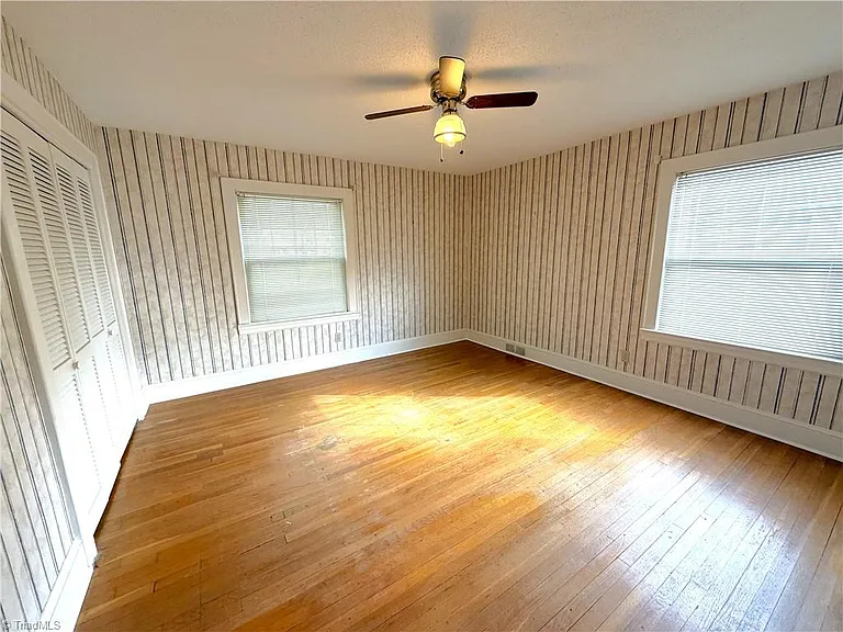 5512 Winona St — Photo 6