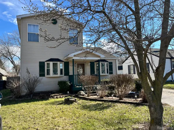 1903 Oakfield St, Ortonville, MI 48462