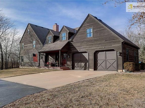 Informal side entrance with covered porch leads to kitchen