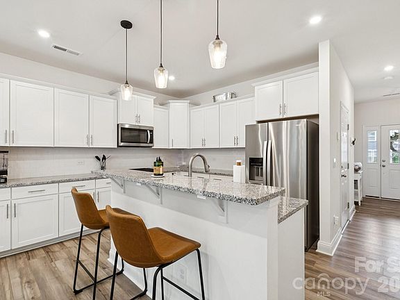 5th image of 2081 Suttonview Rd