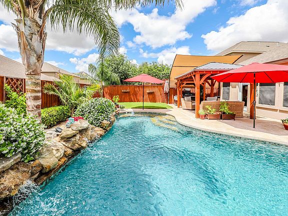3rd image of 217 Washingtonia Dr