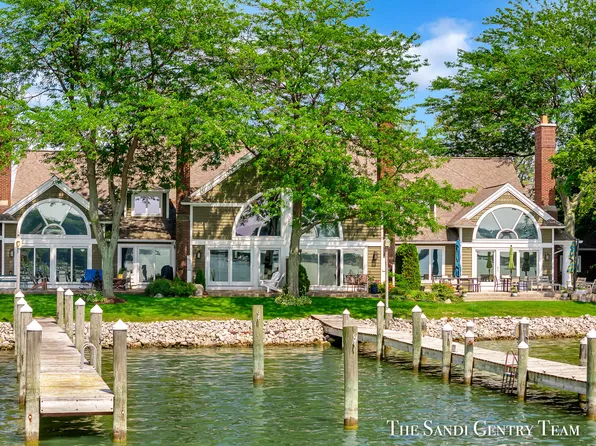 17567 N Fruitport Rd, Spring Lake, MI 49456