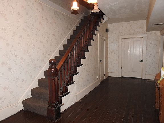 3rd image of 215 Walnut St