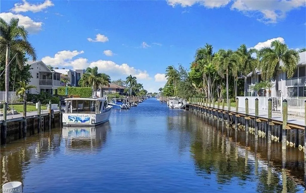2 bed, 2.0 bath, 917 sqft, $2,500 — Photo 2