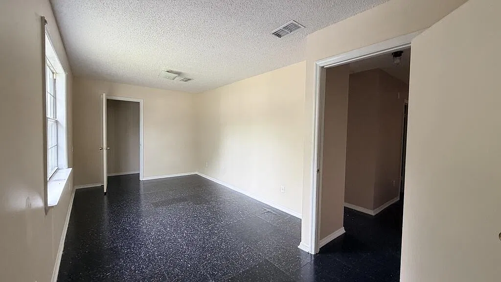 3 bed, 2.0 bath, 1300 sqft, $850 — Photo 3