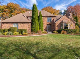 1102 Cobridge Dr, Rochester Hills, MI 48306