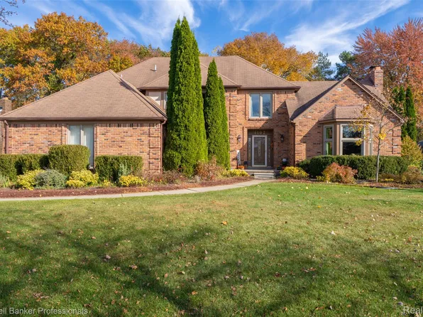 1102 Cobridge Dr, Rochester Hills, MI 48306