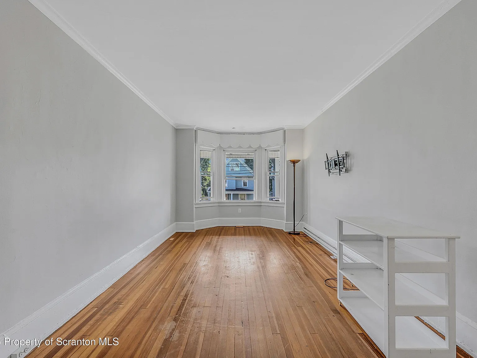 5 bed, 1.5 bath, 1600 sqft, $2,300 — Photo 2