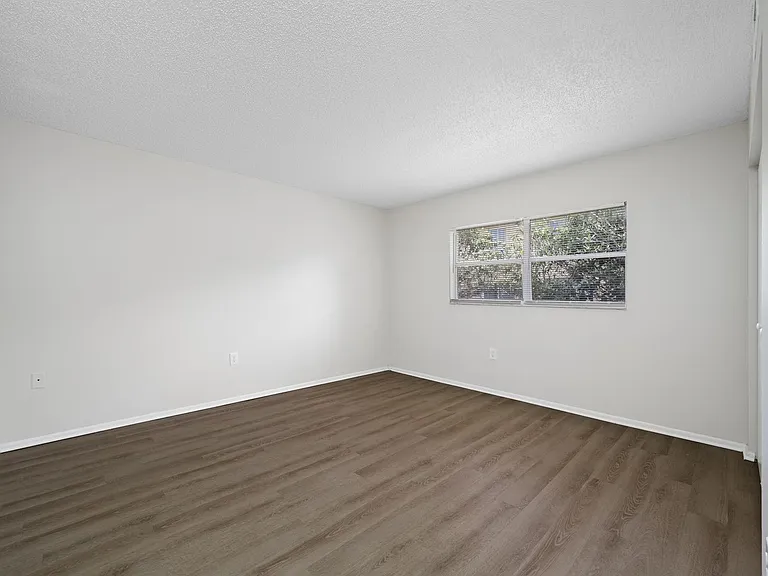1767 Leo Ln S — Photo 22