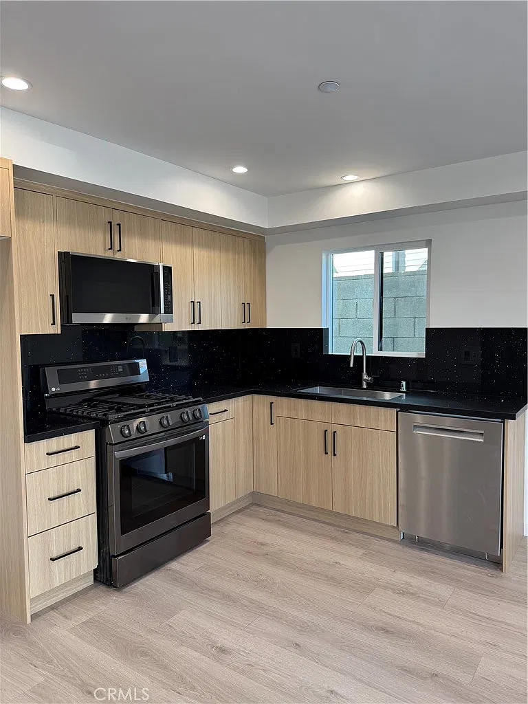1 bed, 550 sqft, $2,300 — Photo 2