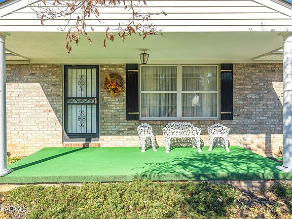 5th image of 208 Barberry Dr