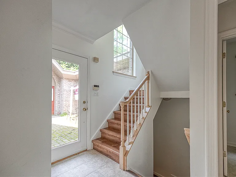 618 Essex Ct — Photo 30