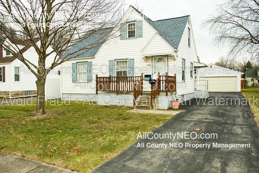 759 Meadowbrook Ave SE photo 1
