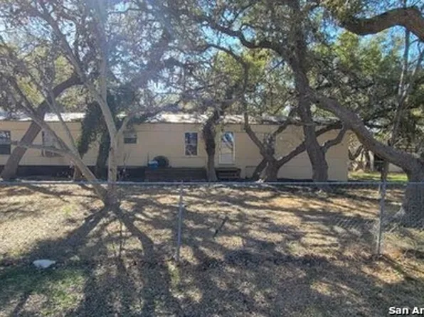 8832 WHARTONS DOCK RD, Bandera, TX 78003