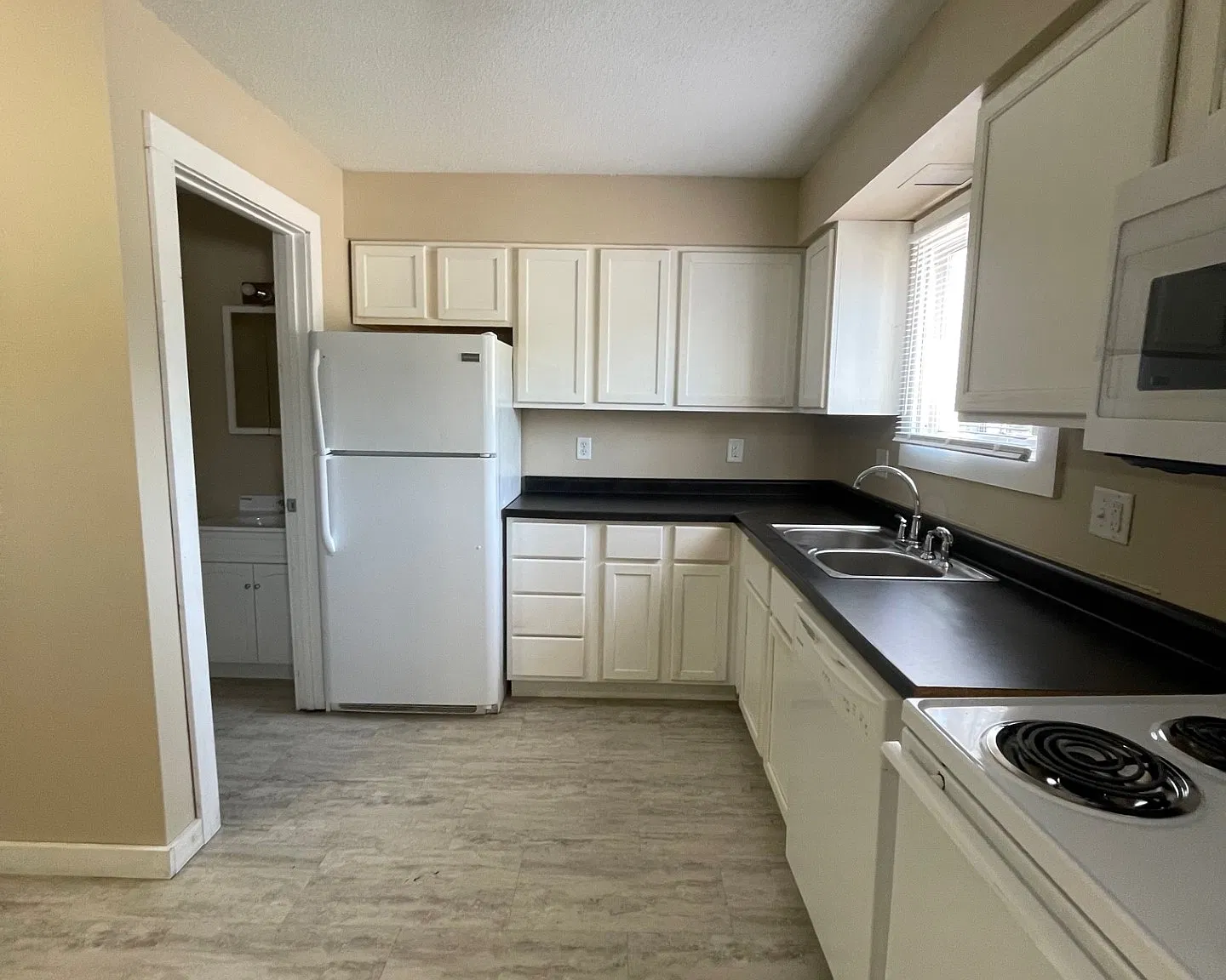 4 bed, 1.5 bath, 1200 sqft, $1,395 — Photo 2