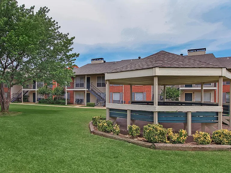 Willow Creek Apartments — Photo 6