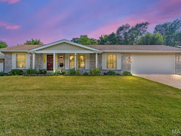 636 Coach House Dr, Hazelwood, MO 63042