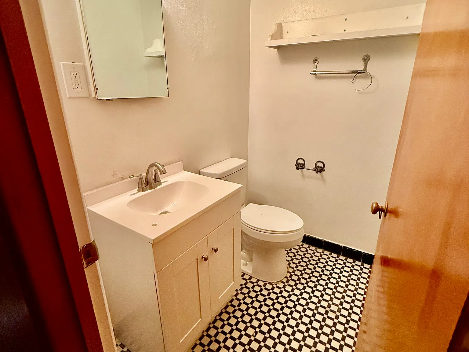 3 bed, 1.5 bath, 1320 sqft, $1,450 — Photo 2