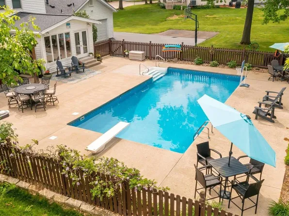 1913 Bentwood Ct, Chesterfield, MO 63005