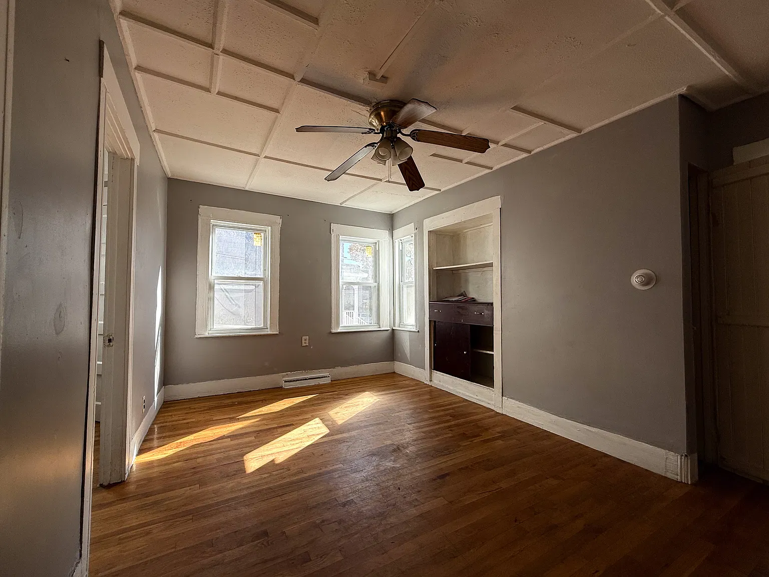 4 bed, 1.5 bath, 1100 sqft, $2,400 — Photo 3