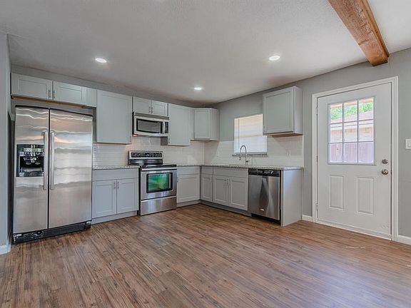 4th image of 418 Clearwood Dr