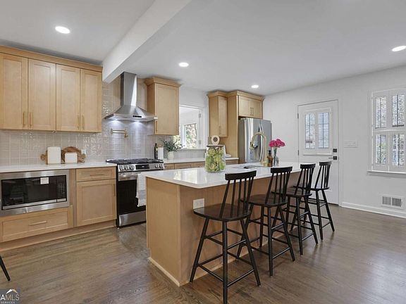 3rd image of 681 Hampton Pl SW