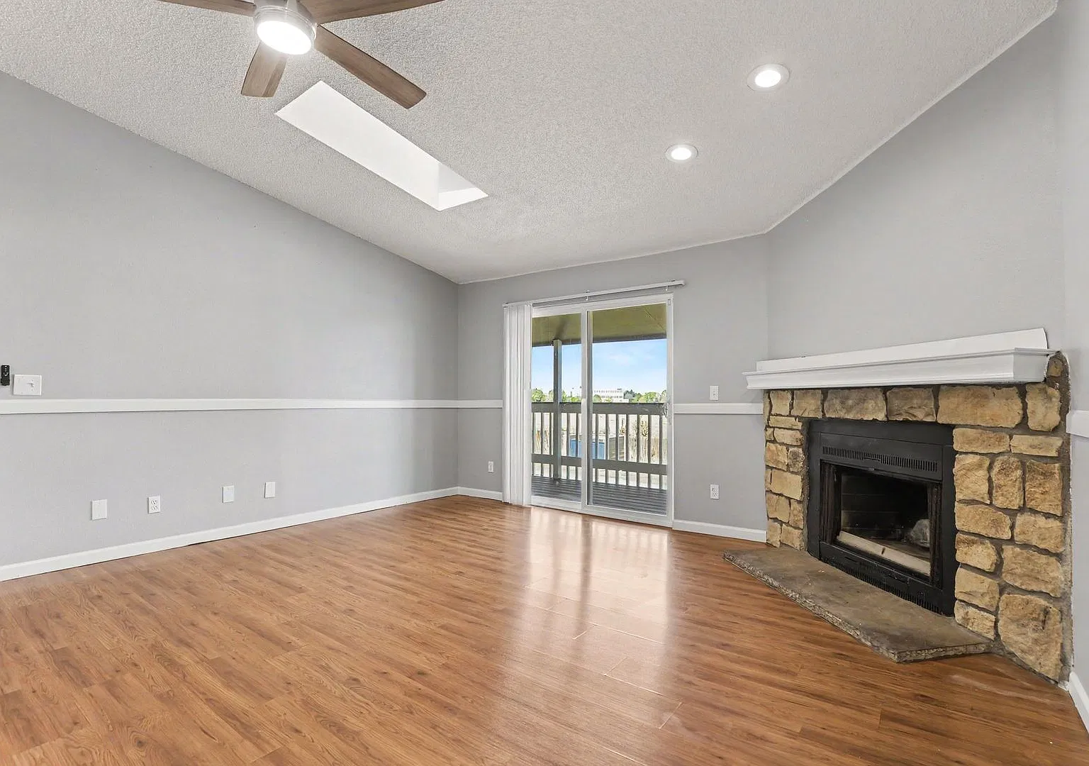 3-Bedroom Top-Floor Condo with Private Patio & 2 Assigned Parking Spots — Photo 4