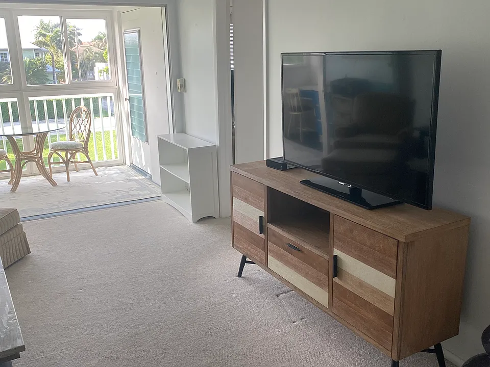 Living Area towards Broad Ave South