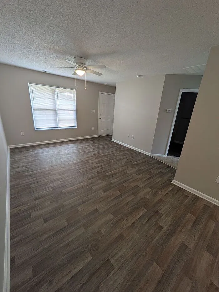 2 bed, 1.0 bath, $1,095 — Photo 2