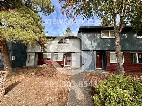 2565 SE Courtney Ave — Photo 2