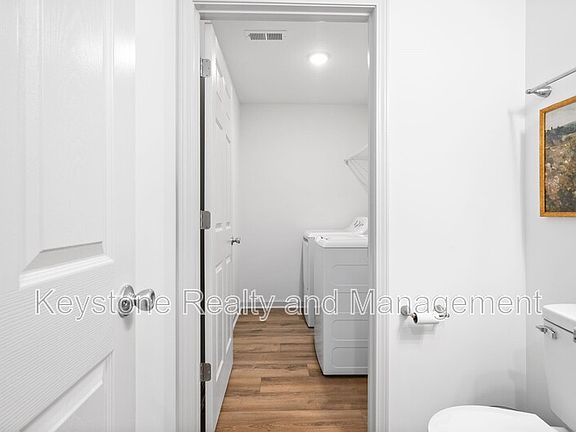 4th image of 933B Center Rd