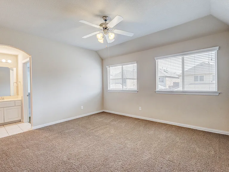 1020 Paradise Cv — Photo 40