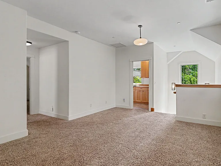 2060 John St S — Photo 26