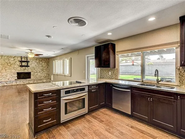 3753 S Rosecrest Cir, Las Vegas, NV 89121
