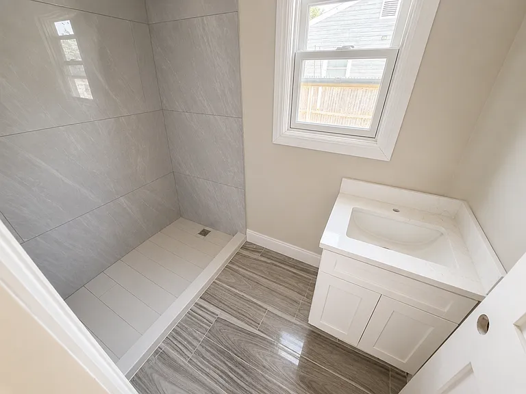 17 Thrasher Ave — Photo 4