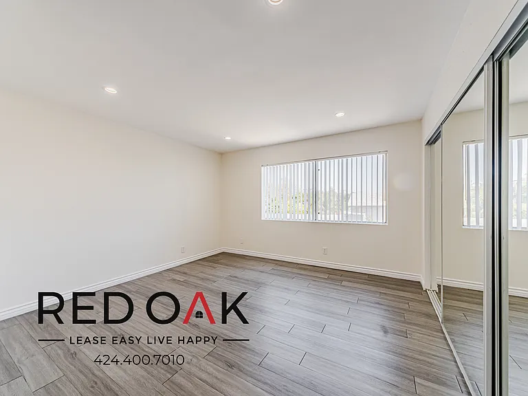 11701 Oxnard St #4 — Photo 12