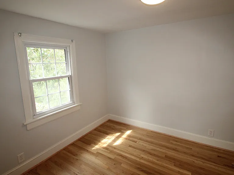 2404 1/2 Stafford Ave — Photo 4